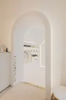 아치형 입구가 인상적인 프리미엄 향수 부티크